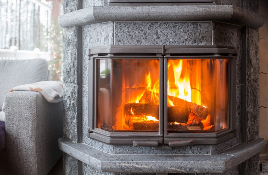 Chauffage au bois : guide pour choisir un poêle à buches, une